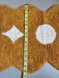 Unique Scalloped Accent Rug