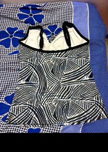 Chic Black &amp; White Abstract Print Tank Top