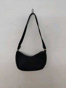 Chic Black Shoulder Bag with Bow Accent