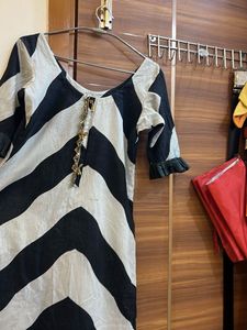 Stylish Black &amp; White Striped Kurta