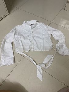 Chic White Cropped Shirt with Tie