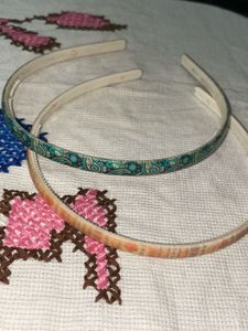 set of 2 hairbands.RANDOM COLOURS
