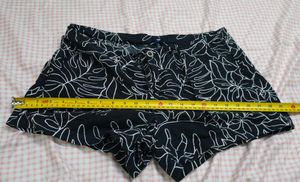Gap Black and White Tropical Floral Shorts
