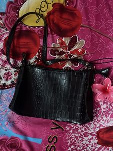Chic Black Croc-Embossed Shoulder Bag