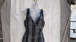 4829. Chic Black &amp; White Plaid Wrap Dress