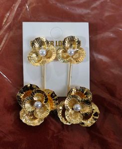 Gold Flower Pearl Drop Earrings ✨