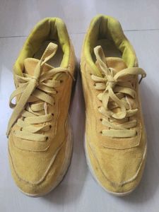 woman sports shoes
