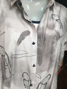brand new 😻Feather Print Button-Up Shirt 40 S