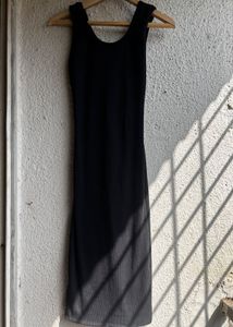 Sleek Black Sleeveless Midi Dress