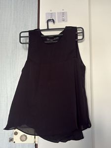 Chic Black Sleeveless Top