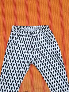 Stylish Black &amp; White Diamond Print Leggings