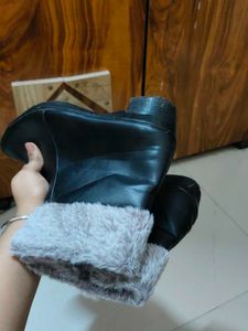 Stylish Black Boots with Fur Trim