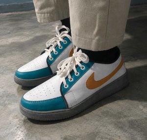 High top sneaker