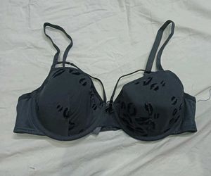 💛 Black Bra with Lip Print Detail