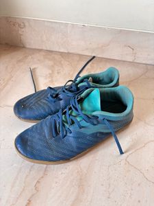 Blue Decathlon uk5 football Shoes