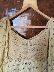Crochet Floral Puff Sleeve Top