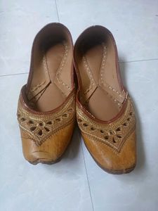 Stylish Embroidered Juttis/Mojaris