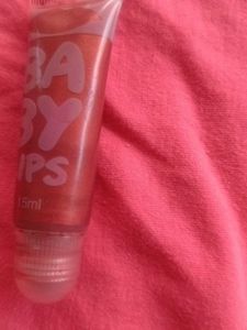 glossy shiny lip gloss