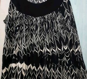 Stylish Black &amp; White Leaf Print Top