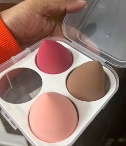 Set of 4 Makeup Sponges with Case [NEW]
