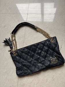 Chic Quilted Shoulder Bag with Gold Chain