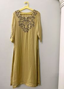Partywear Kurta And Red Jhuttis Combo