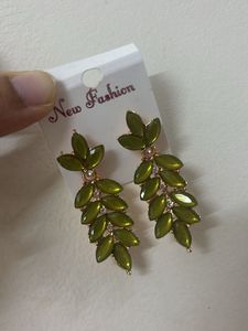 Elegant Leaf Design Dangle Earrings