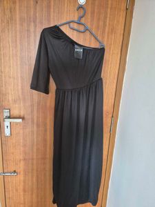 Chic Black One-Shoulder Maxi Dress