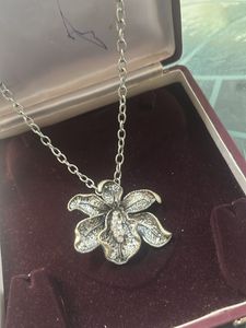 Elegant Flower Pendant Necklace