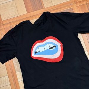 Unique Lips Graphic T-Shirt
