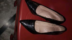 Chic Black Croc Embossed Heels