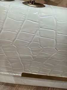 a white bag for carry everywhere