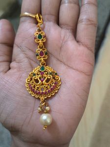 Exquisite Gold Maang Tikka with Pearls