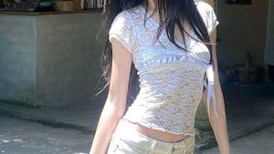 y2k White Lace V-Neck Top