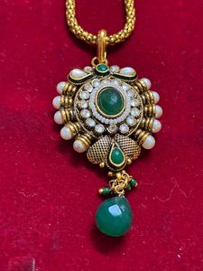Elegant Emerald &amp; Pearl Pendant Necklace