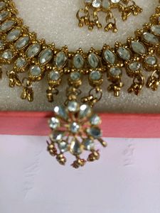 Antique Gold Jewellery Set With Maang Tikka