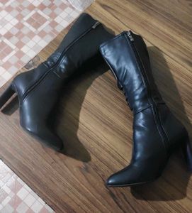 Chic Black Heeled Boots