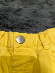 2 White And Yellow Girls' Shorts