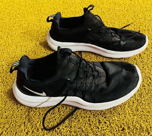 Nike Men's Black Darwin Sneakers(Original FYI)
