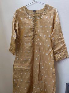 A kurta set with mirror work back design
