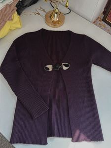 Chic Cardigan with Unique Clasp