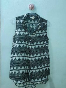 Geometric Print Sleeveless Collared Top