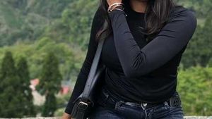 black full sleeve t-shirt