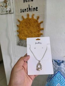 Elegant Pearl &amp; Crystal Pendant Necklace