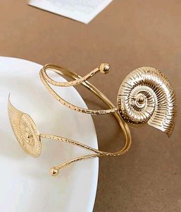 Savana Shell Arm Cuff