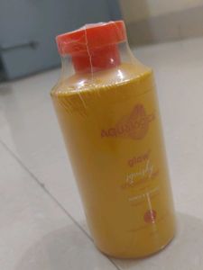 Aqualogica Glow Squishy Shower Gel