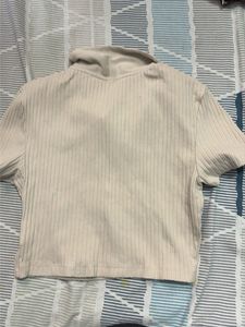 A short crop top for my fashion girlies.