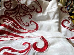 Elegant White Saree with Red Paisley Border Embroi