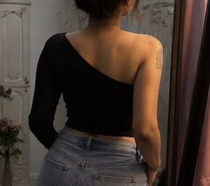 ⚡️Sleek Black One-Sleeve Top – Size S ⚡️