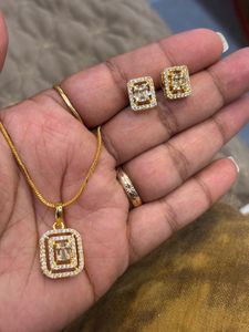 Elegant Gold Diamond Pendant Necklace